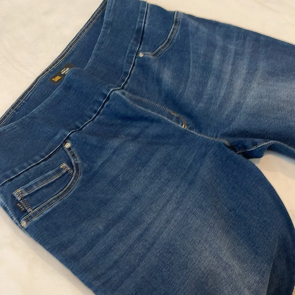 Lee | slim fit slim leg mid rise sculpting pull on jeans Sz 16 short